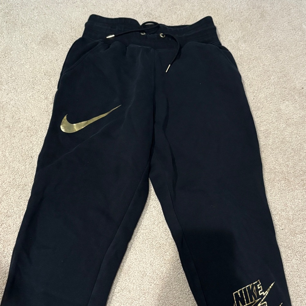 Size Small High-waisted Nike Sweats Sweatpants with Gold Logo